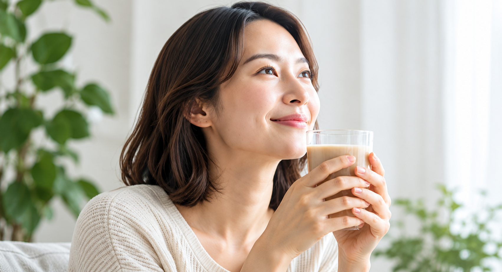 飲み物を手にして笑顔の女性